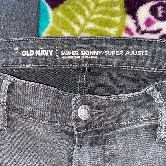 Old Navy Size 6 Super Skinny Midrise Jeans - Picture 2 of 3
